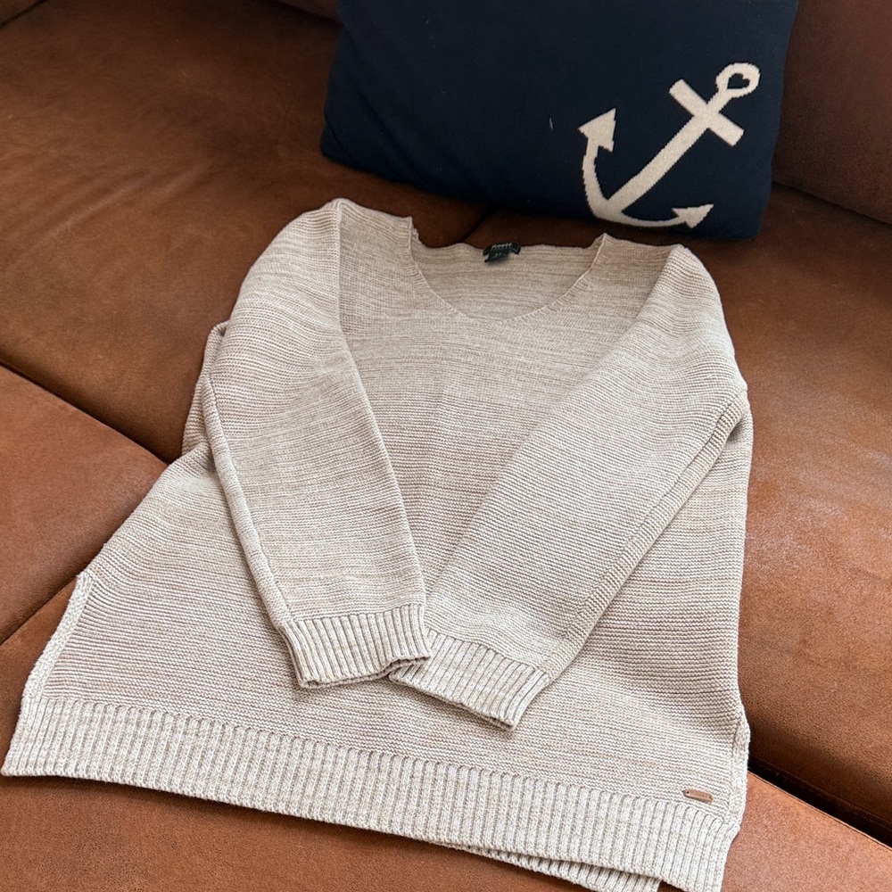 Roots Cream V-Neck Knit Sweater